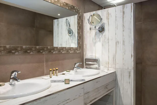 غرفة بريستيج بسرير مزدوج، LA BASTIDE DE TOURTOUR HOTEL & SPA 8/8