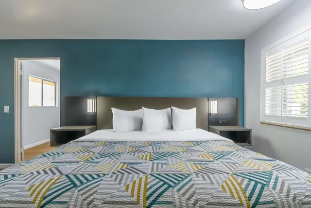 1 King Bed - Mobil Access Tub Nsmk Micfridg، Studio6 Suites Madera, CA - Yosemite 5/8