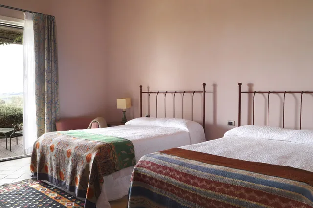 غرفة بسرير كينج بشرفة، La Foresteria Planeta Estate 4/9