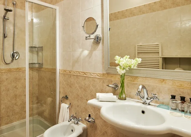 غرفة كومفورت رباعية بسرير كوين، Bagni di Pisa Palace & Thermal Spa 2/3