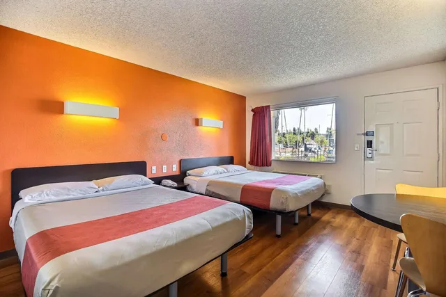 غرفة تنفيذية بسريرين كوين، Motel6 Oakland, CA - Embarcadero 3/5
