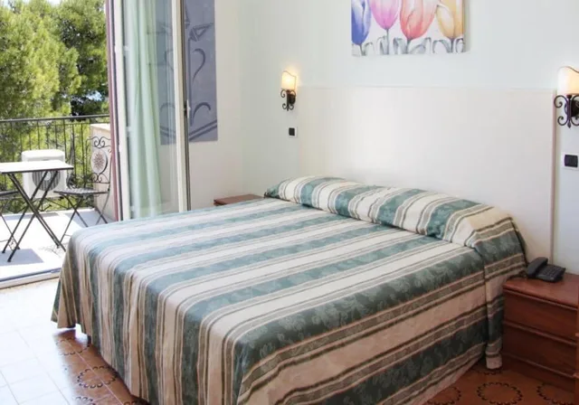 غرفة كلاسيكية بسرير مزدوج أو سريرين منفصلين بإطلالة على الحديقة بشرفة، Jonic Hotel Mazzaro' 1/5