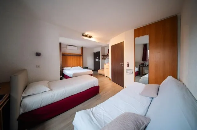 غرفة عائلية بسريرين منفصلين، Hotel La Bonne Etape 1/3