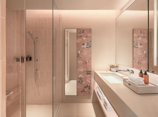 غرفة ركنية بسريرين كينج بغرفتي نوم، KROMO Bangkok, Curio Collection by Hilton 8/10