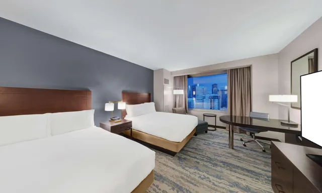 غرفة بسرير كوين بإطلالة على المتنزه، Hilton Americas Houston 3/8