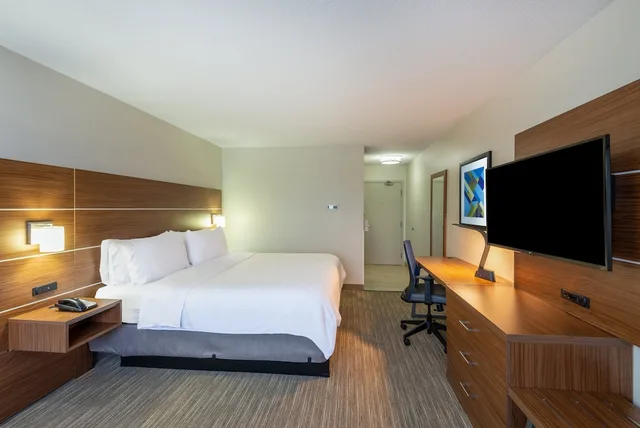 Standard, King Bed, Extra Floor Space, Holiday Inn Express Cleveland-Vermilion 2/6