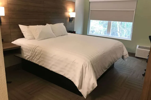 غرفة ديلوكس بسرير كينج لذوي الإعاقة، Baymont by Wyndham Lake Park Valdosta I75 3/5