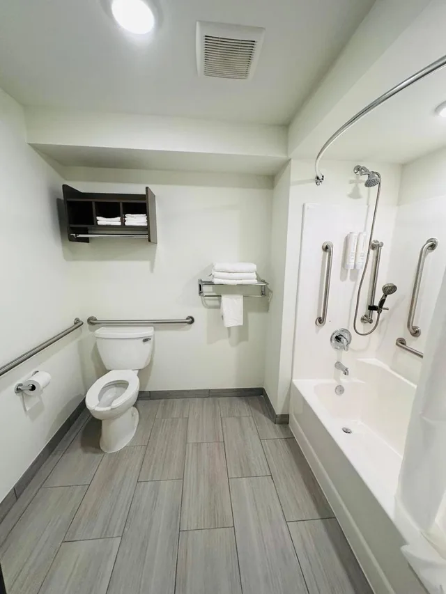 غرفة بسرير كوين، Clarion Pointe Milwaukee Airport 8/8
