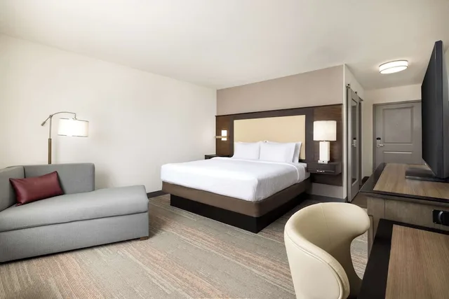 Room, King Bed, River View, Balcony, Hampton Inn & Suites Napa 4/10
