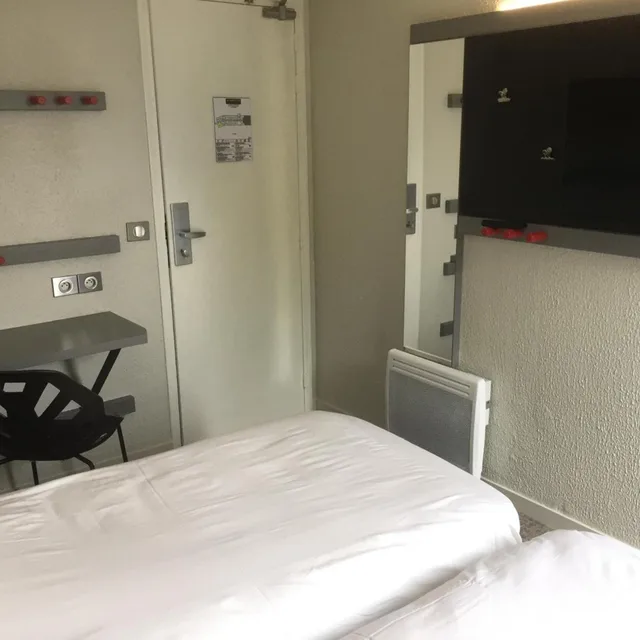 Room, Twin Beds, Enzo Hotels Trappes by Kyriad Direct 3/7