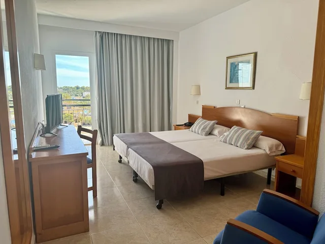 غرفة بسريرين منفصلين بإطلالة على البحر بشرفة، Cala Ferrera Hotel 9/10
