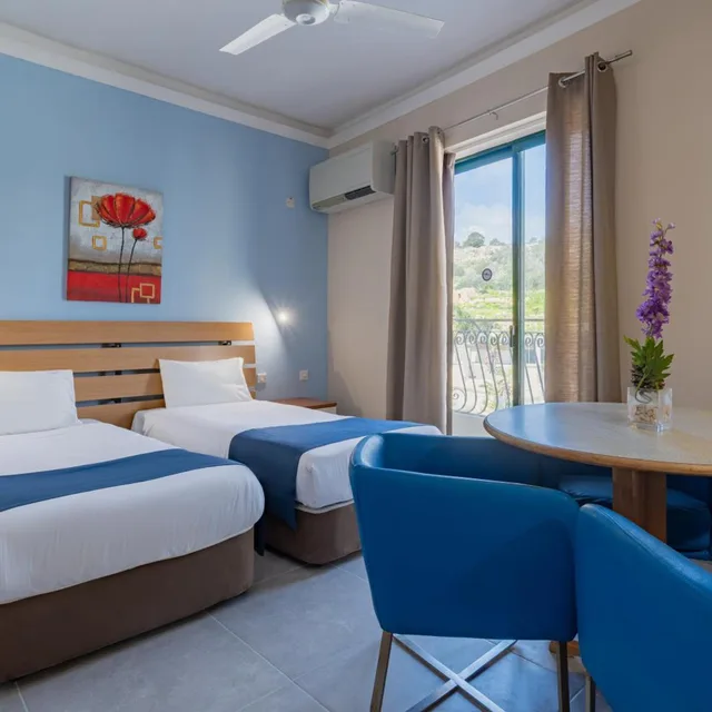 غرفة بسريرين منفصلين بإطلالة على المسبح، Xemxija Bay Hotel (ex Porto Azzurro) 1/4