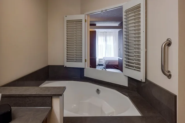 جناح بسرير كينج مع أريكة بحوض استحمام، Fairfield Inn Suites Edmond 1/1