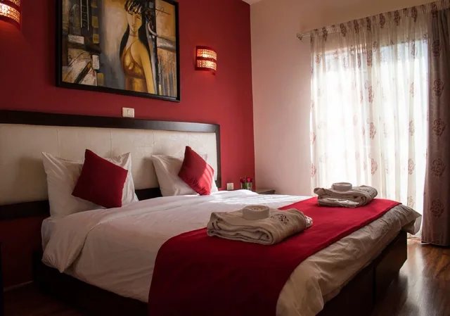 غرفة ديلوكس بإطلالة على الجبل بشرفة، Al Murjan Palace Hotel, Jounieh 1/5
