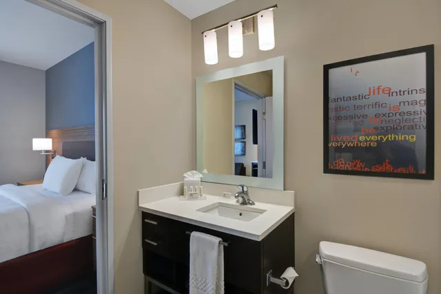 استوديو بسرير كينج مع أريكة بحوض استحمام لذوي الإعاقة، TownePlace Suites by Marriott Indianapolis Downtown 3/7