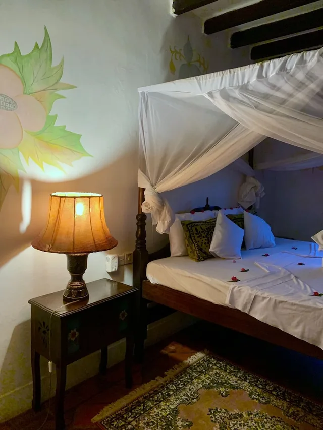 غرفة قياسية بسرير كوين بإطلالة على المسبح بشرفة، Kenyan House Boutique Hotel 2/10