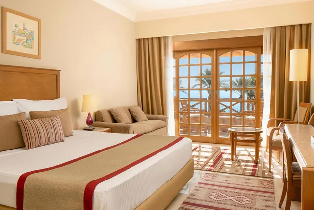 غرفة ديلوكس بسرير كوين بإطلالة على البحر بشرفة، Steigenberger Hotel & Nelson Village 1/1