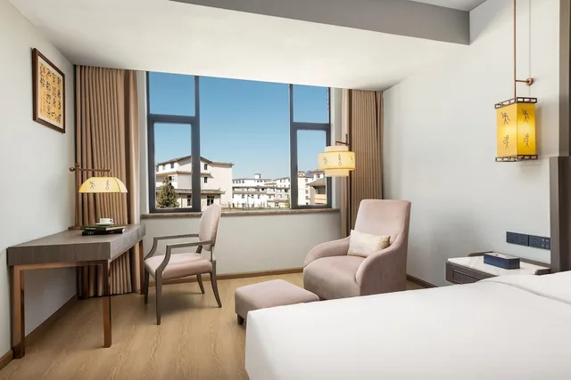 غرفة سوبيريور بسرير كينج بإطلالة على الحديقة، Days Hotel by Wyndham Lijiang Gucheng 1/3
