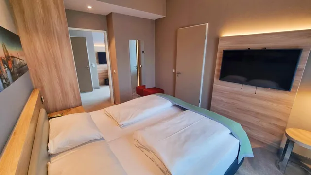 Suite, King Bed, Balcony, Hotel Panorama Hamburg-Harburg 2/9