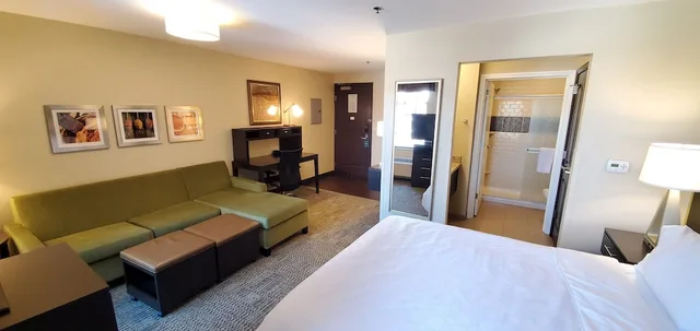 جناح استوديو بسرير كوين بمطبخ لذوي الإعاقة، STAYBRIDGE SUITES EAU CLAIRE - ALTOONA 1/3