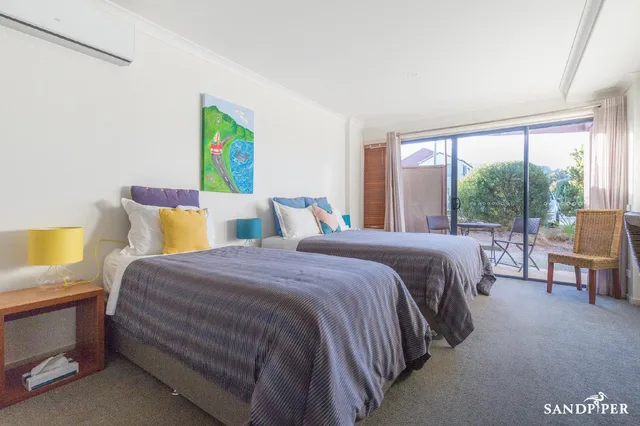 غرفة بسريرين منفصلين بشرفة، Sandpiper Motel 1/2