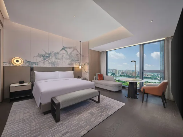 Deluxe, Executive, King Bed, Hilton Huizhou 2/3