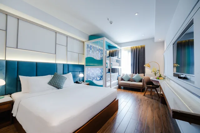 غرفة ديلوكس عائلية بسرير كينج وسرير بطابقين، Seaesta Hotel Nha Trang 2/4