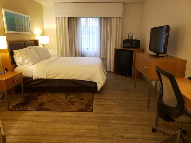Standard, Queen Bed, Holiday Inn Express Pittsburgh-North(Harmarville) 4/6