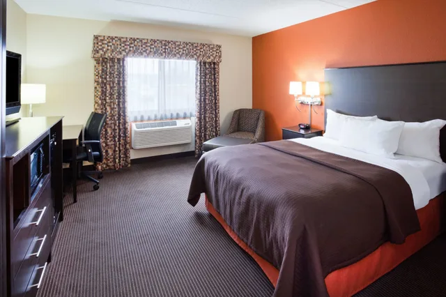 غرفة بسرير كوين، AmericInn by Wyndham Plover Stevens Point 1/5