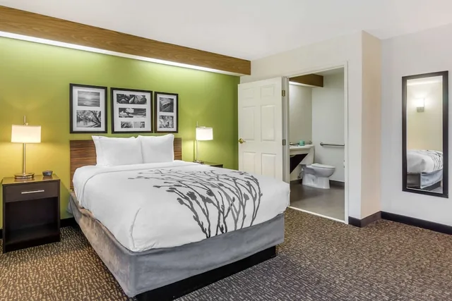 غرفة بسرير كوين بحوض استحمام لذوي الإعاقة، Sleep Inn Sea Tac Airport 4/10