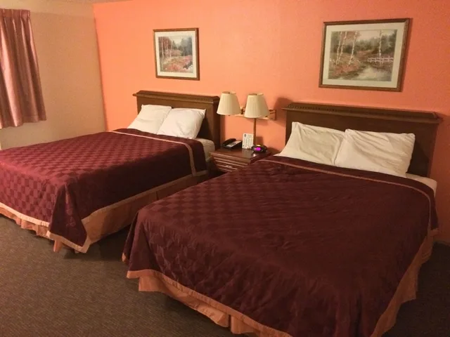 Standard, 2 Queen Beds, King Oscar Motel 3/10