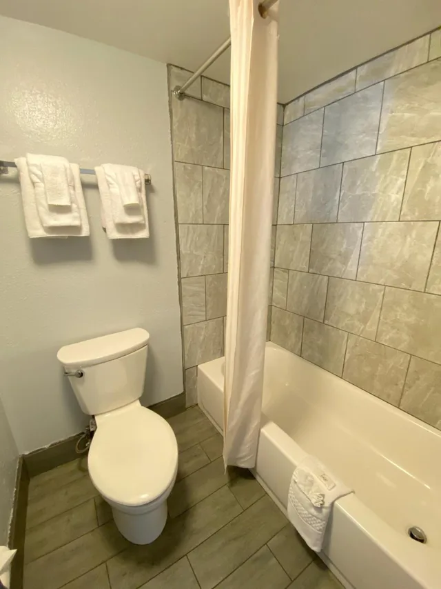 غرفة بسرير كينج، Antioch Quarters Inn and Suites 10/10