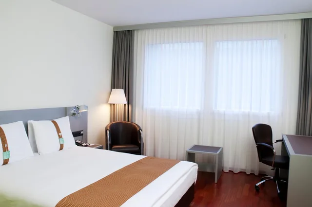 غرفة قياسية بسرير كينج وسرير كوين، Holiday Inn Zurich Messe 5/6