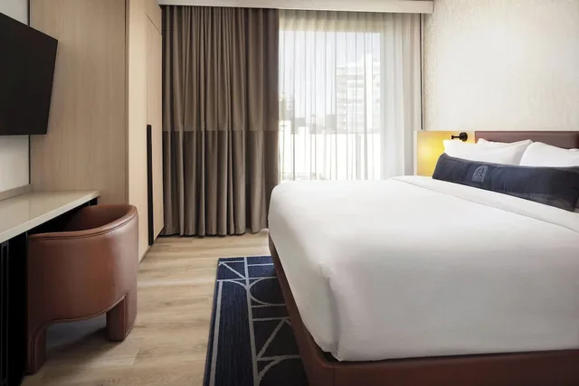 جناح سيغنتشر بسرير كينج بغرفة نوم واحدة مع أريكة، Cascade Hotel, Kansas City, a Tribute Portfolio Hotel 1/2
