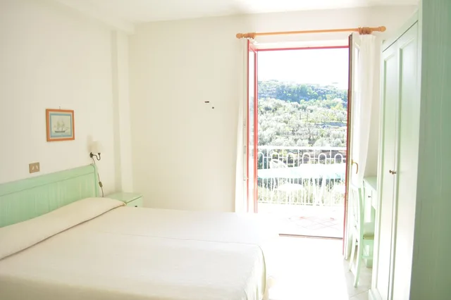 غرفة كلاسيكية بسريرين منفصلين بشرفة بإطلالة جزئية على البحر، Hotel Dania 9/10