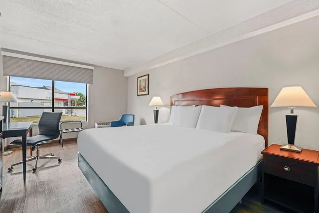 غرفة قياسية بسرير كينج، Days Inn By Wyndham Utica 2/10
