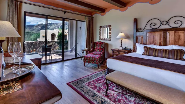 King Bed, Hacienda Del Sol Ranch Resort 2/3