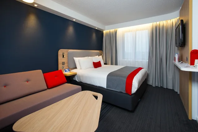 Standard, Double Bed, Sofa, Holiday Inn Express LONDON - DARTFORD 1/4