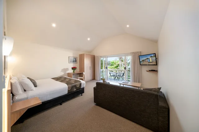 Spa, Suite, King Bed, Boathouse Resort Studios & Suites 2/5