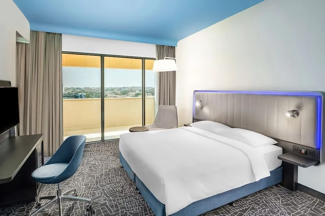 جناح بسرير كينج بشرفة بغرفة نوم واحدة، بارك إن باي راديسون الرياض(Park Inn By Radisson Riyadh) 1/3