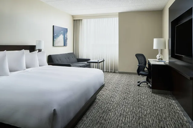 غرفة بسرير كينج مع أريكة، Cleveland Marriott East 2/4