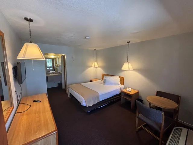 Room, Queen Bed, Smoking, Accessible, Premier Inns Thousand Oaks 1/2