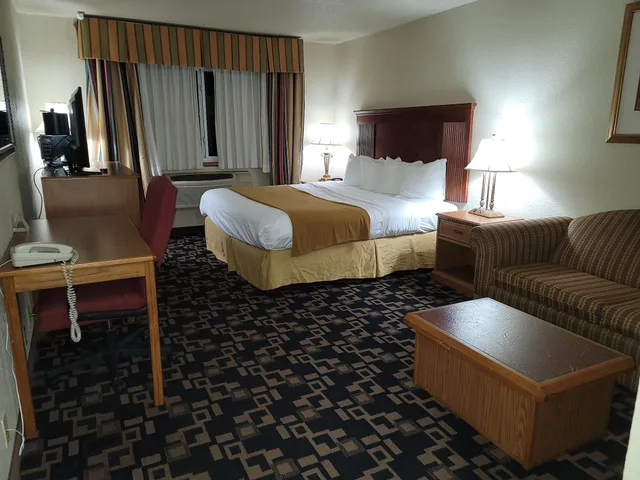 غرفة قياسية بسرير كينج مع أريكة، Comfort Inn & Suites Shakopee Downtown Area 2/8