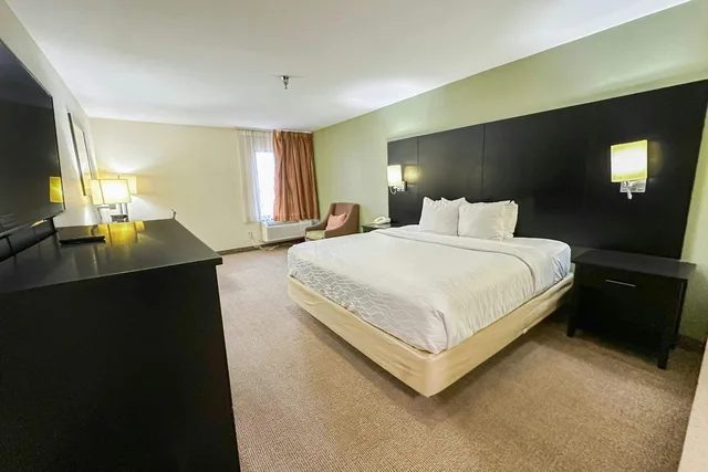 Room, King Bed, OYO Hotel Rome West GA 2/8