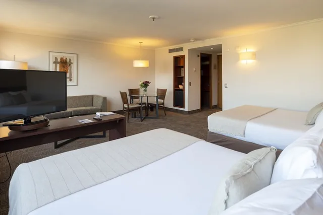 Standard, 2 Queen Beds, Cathedral View، Hotel Director Vitacura 5/8