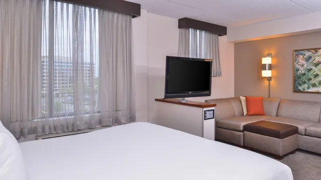 غرفة بسرير كينج مع أريكة، Hyatt Place Herndon/Dulles Airport-East 1/1