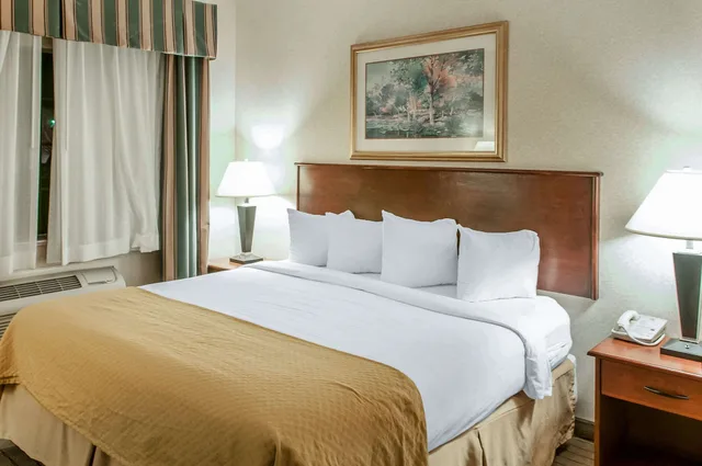 جناح بسرير كينج مع أريكة، Quality Inn & Suites Grants I-40 3/6