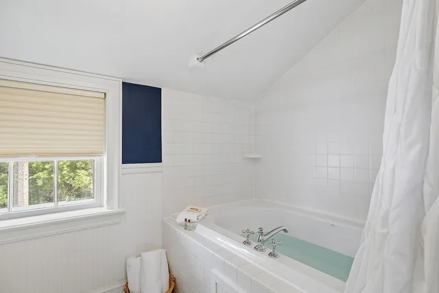 Signature, Suite, Queen Bed, Two Story, Hot Tub، The Rochester Inn, A Historic Hotel 4/6