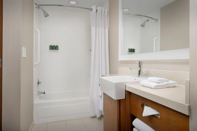 جناح بسريرين كوين مع سرير سحّاب إضافي مع أريكة بحوض استحمام لذوي الإعاقة، Springhill Suites By Marriott Tuscaloosa 2/3