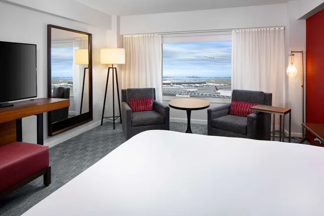 Room, King Bed, Airport View, High Floor، Hyatt Regency Boston Harbor 3/5